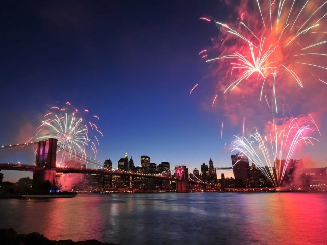 new-york-fireworks-east-river